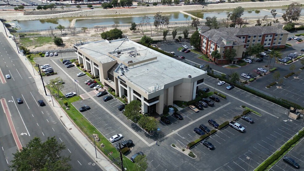1855 W Katella Ave, Orange, CA à louer - Vidéo sur l’annonce professionnelle – Image 2 sur 54