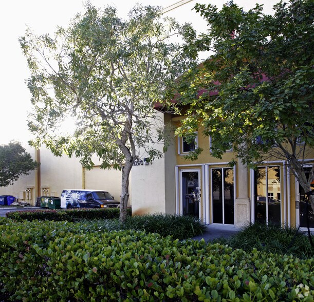 10570 NW 37th Ter, Miami, FL à louer - Photo de l’immeuble – Image 1 sur 5