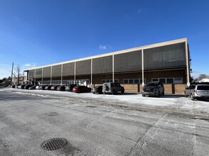 12 Cranfield Rd, Toronto, ON à louer Photo de l’immeuble– Image 1 sur 10