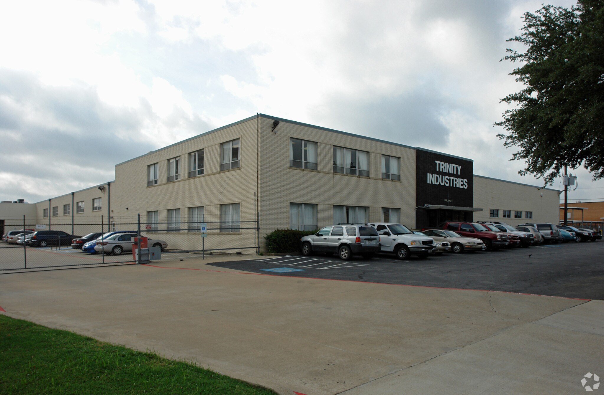 2525 N Stemmons Fwy, Dallas, TX à vendre Photo principale– Image 1 sur 4
