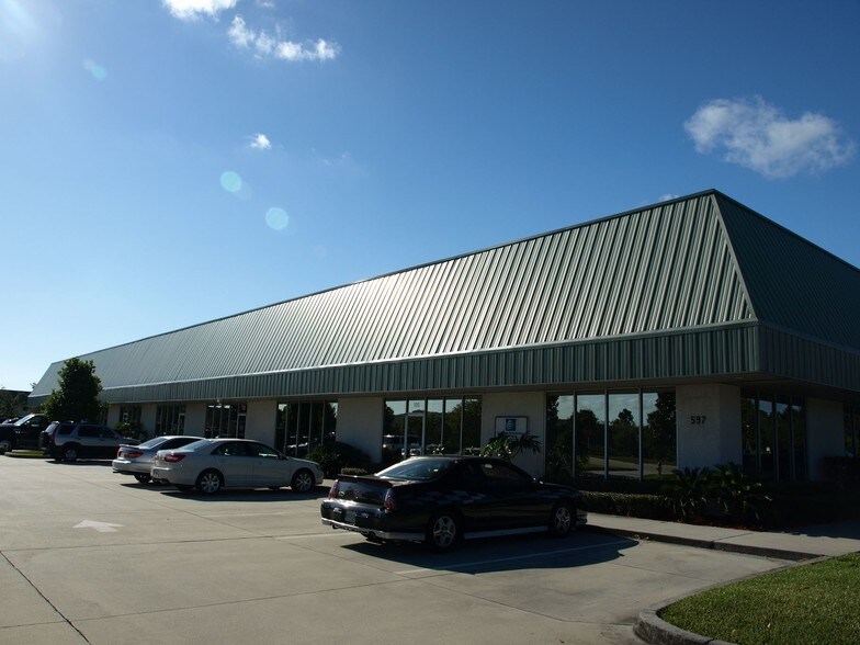 571 Haverty Ct, Rockledge, FL à louer - Photo de l’immeuble – Image 1 sur 4