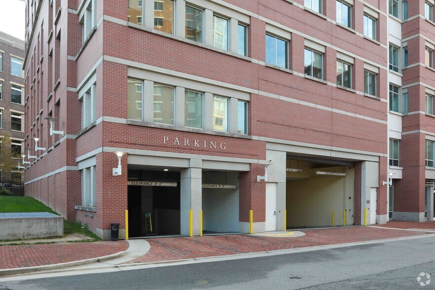 2051 Jamieson Ave, Alexandria, VA à vendre - Photo de l’immeuble – Image 2 sur 14