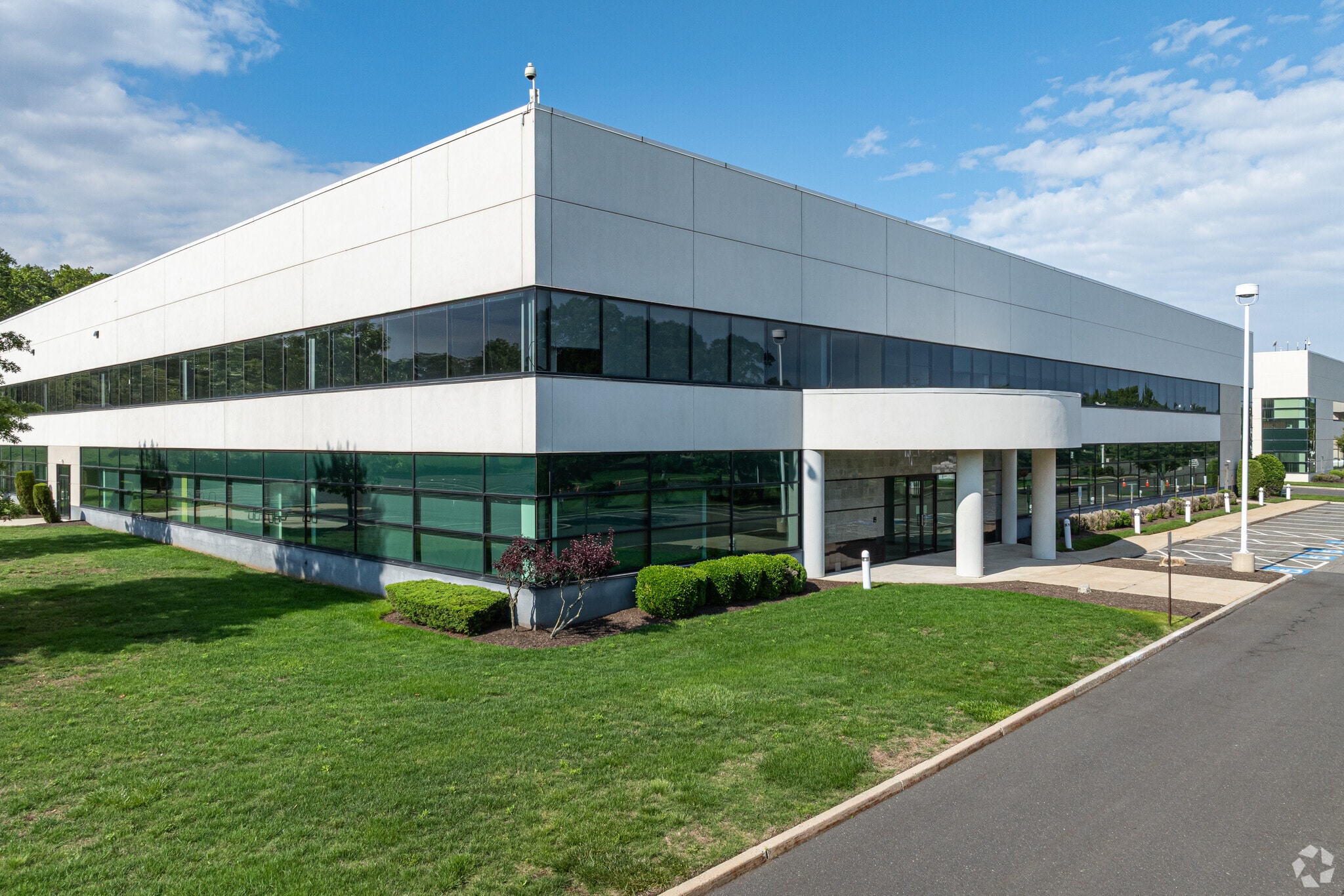 260 Industrial Way W, Eatontown, NJ à louer Photo principale– Image 1 sur 11