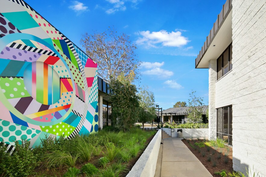 150 Paularino Ave, Costa Mesa, CA à louer - Photo de l’immeuble – Image 3 sur 8