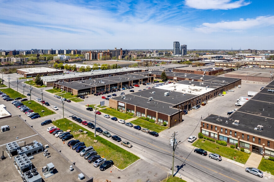 457-533 Rue Deslauriers, Saint-Laurent, Saint-Laurent, QC à louer - Aérien – Image 2 sur 3