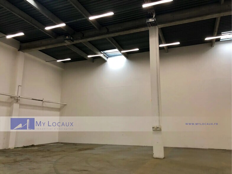 Local d’activités dans Cergy à louer - Photo de l’immeuble – Image 2 sur 5
