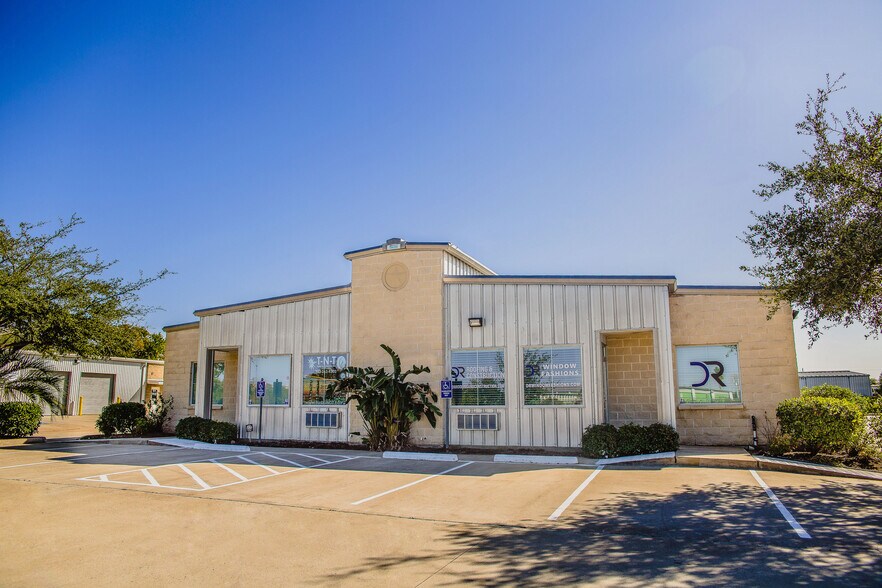 351 Columbia Memorial Pky, Kemah, TX à louer - Photo de l’immeuble – Image 1 sur 6