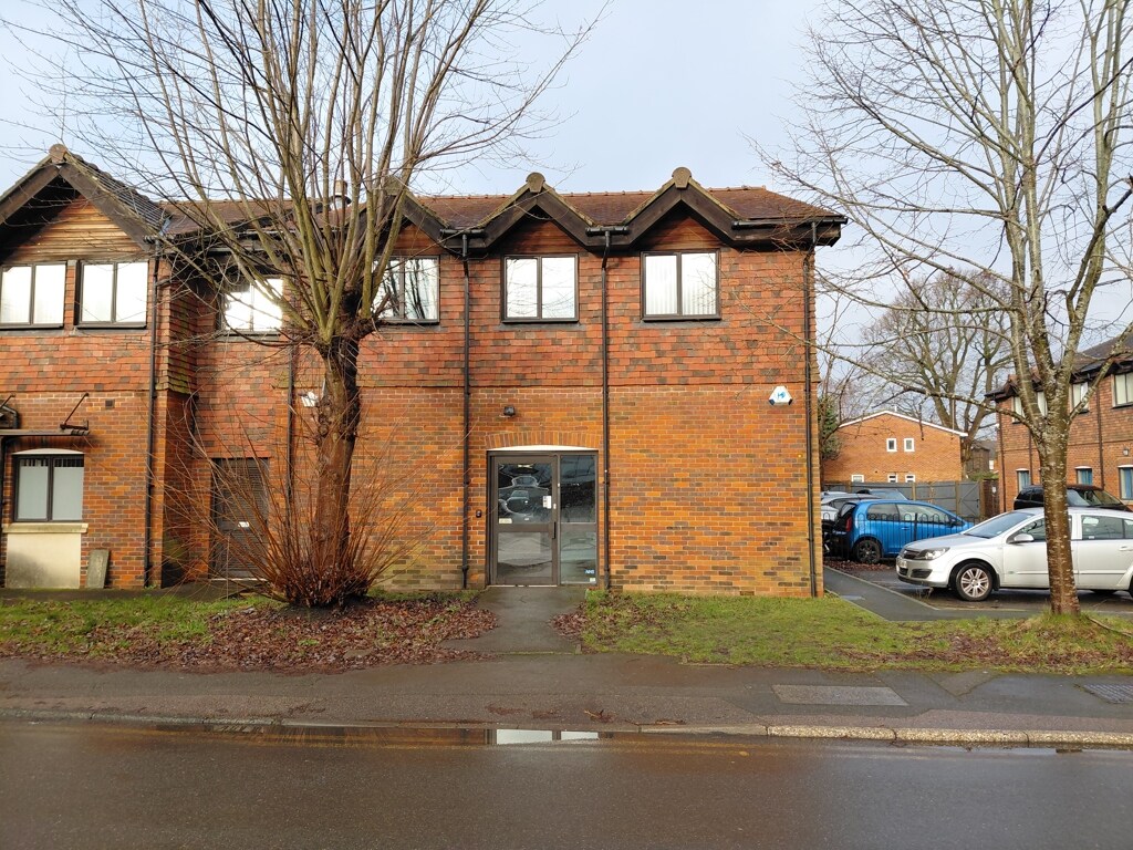 90 Victoria Rd, Horley à louer Photo principale– Image 1 sur 3