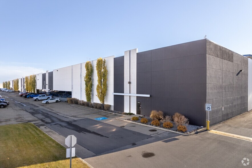 7003-7143 56 Av NW, Edmonton, AB à louer - Photo de l’immeuble – Image 2 sur 5