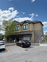10 Discovery Ridge Hl SW, Calgary, AB à louer Photo de l’immeuble– Image 1 sur 13