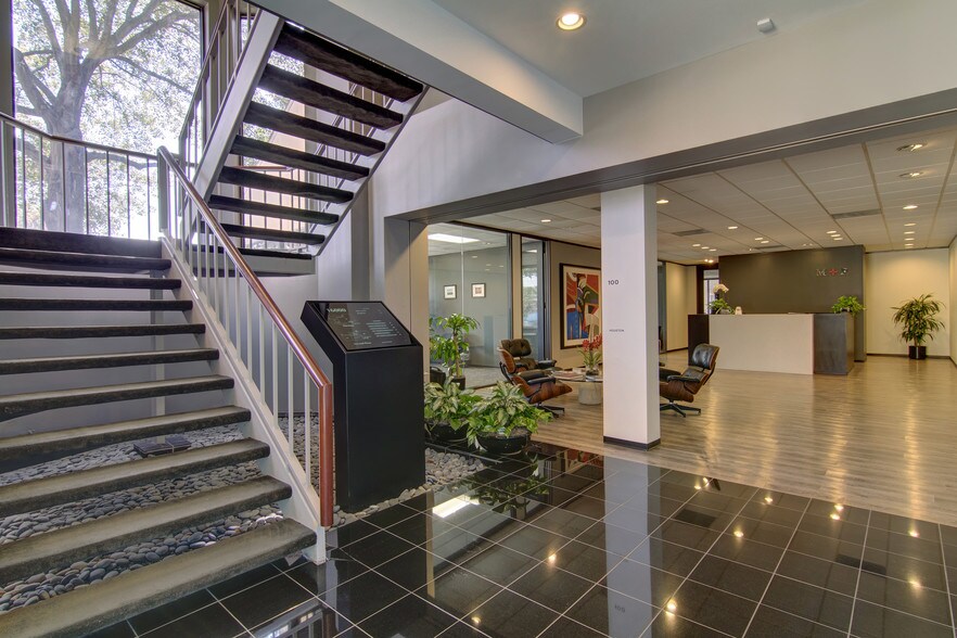 16000 Memorial Dr, Houston, TX à louer - Photo de l’immeuble – Image 3 sur 10