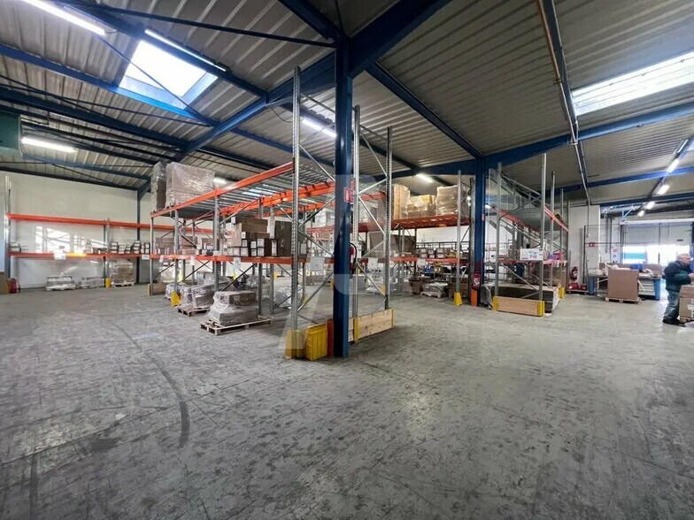 Local d’activités dans Ivry-sur-Seine à louer - Photo de l’immeuble – Image 3 sur 3