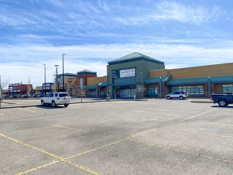 3545 32nd Ave NE, Calgary, AB à louer - Photo de l’immeuble – Image 2 sur 7