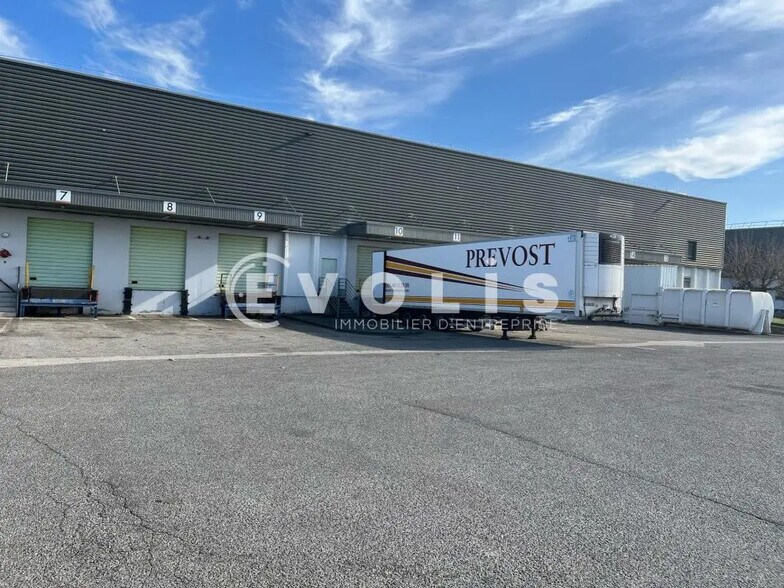 Bureau dans Vénissieux à louer - Photo de l’immeuble – Image 3 sur 5