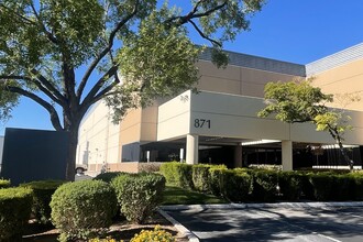 871 Grier Dr, Las Vegas, NV à louer Photo de l’immeuble– Image 1 sur 14