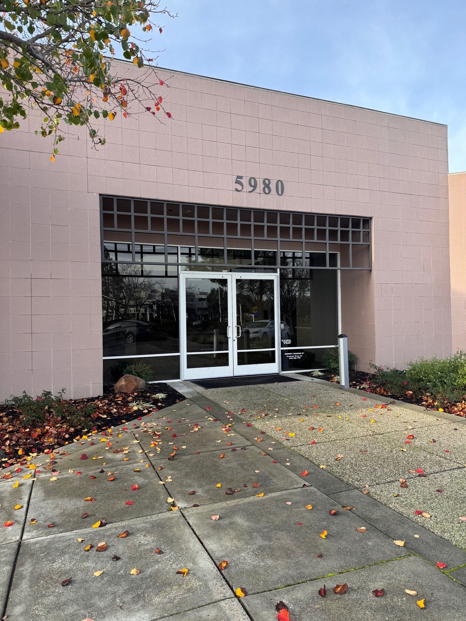 5980 Stoneridge Dr, Pleasanton, CA à louer Photo de l’immeuble– Image 1 sur 8