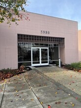 5980 Stoneridge Dr, Pleasanton, CA à louer Photo de l’immeuble– Image 1 sur 8