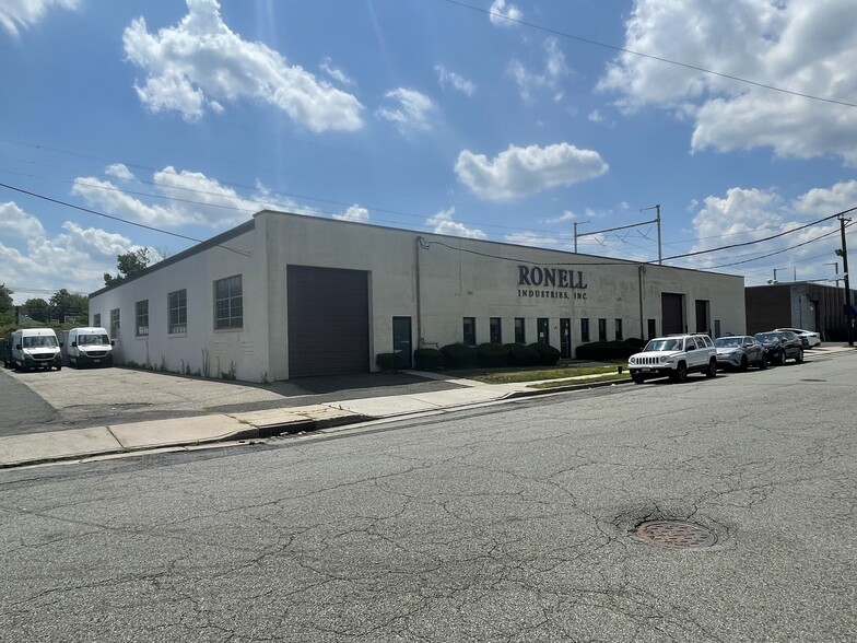300 Cox St, Roselle, NJ à louer - Photo de l’immeuble – Image 1 sur 6