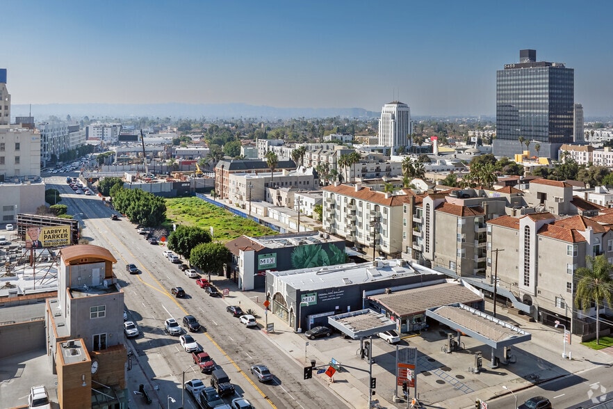 617 S La Brea Ave, Los Angeles, CA à vendre - Aérien – Image 1 sur 12