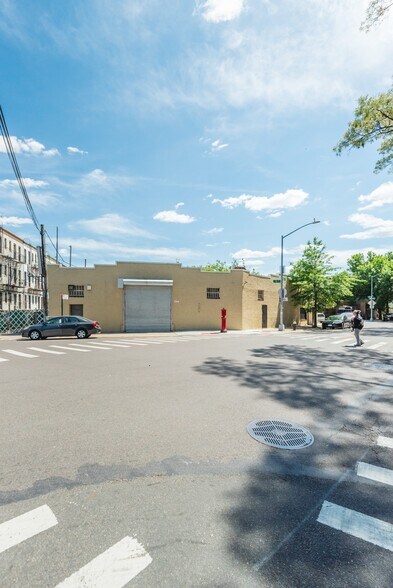 65-02 Otto Road rd, Glendale, NY à vendre - Photo de l’immeuble – Image 3 sur 19