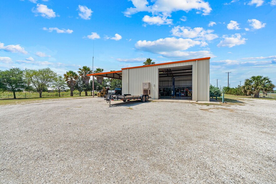 14221 FM 2790, Lytle, TX à vendre - Photo de l’immeuble – Image 2 sur 37