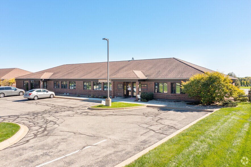160-174 S Industrial Dr, Saline, MI à vendre - Photo de l’immeuble – Image 3 sur 14