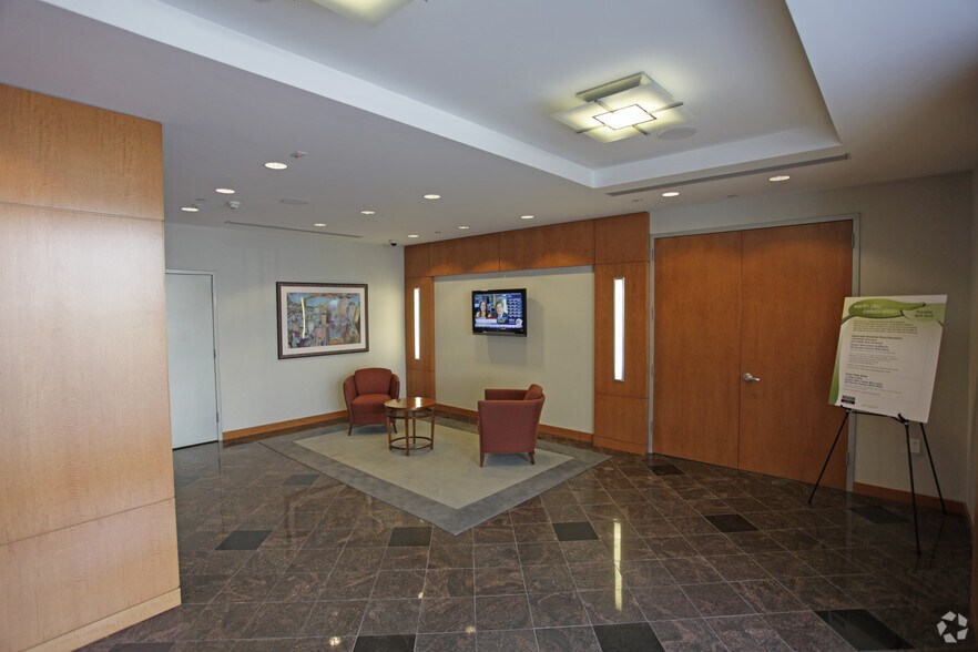 150 Grand St, White Plains, NY à louer - Hall d’entrée – Image 2 sur 5