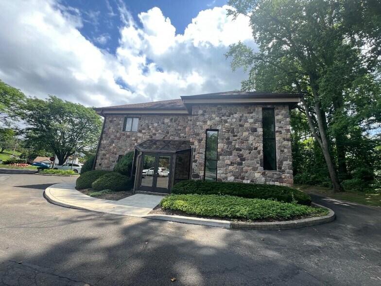 700-708 Lakeside Dr, Southampton, PA à vendre - Photo de l’immeuble – Image 2 sur 14