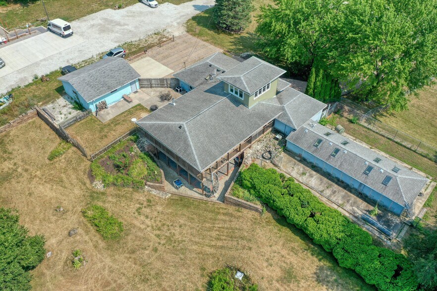 S73W23970 National Ave, Big Bend, WI à vendre - Photo de l’immeuble – Image 2 sur 19