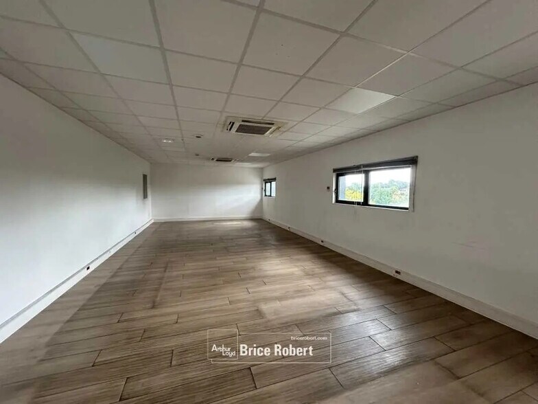 Local d'activités dans Janneyrias à vendre - Photo intérieure – Image 3 sur 6