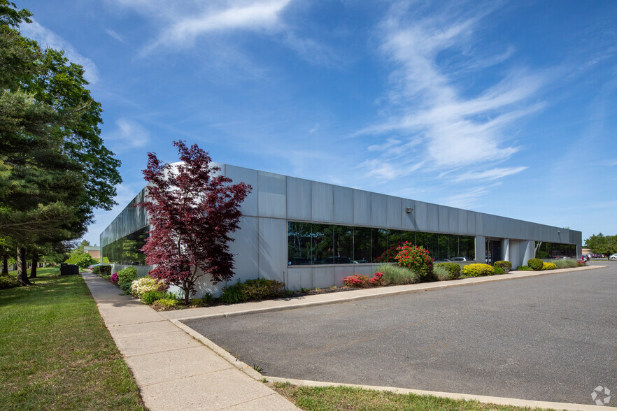 101-125 Comac St, Ronkonkoma, NY à louer - Photo de l’immeuble – Image 1 sur 6