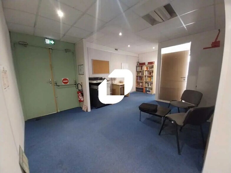 Bureau dans Montigny-le-Bretonneux à louer - Photo de l’immeuble – Image 3 sur 8