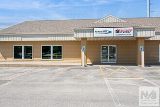 762-768 N Center Point Rd, Hiawatha, IA à louer Photo de l’immeuble– Image 1 sur 13