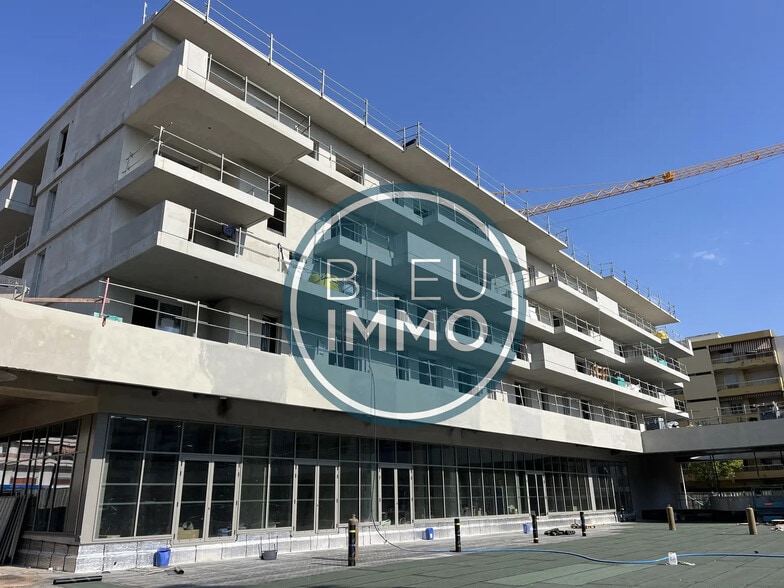 Local commercial dans Saint-Laurent-du-Var à vendre - Photo de l’immeuble – Image 2 sur 3