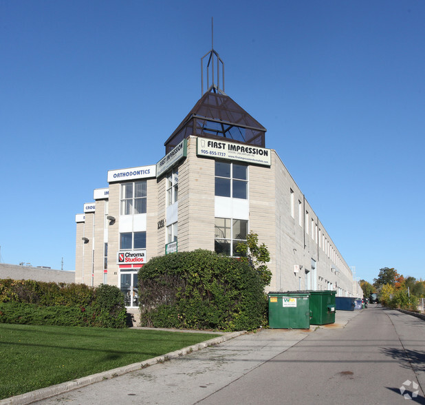 2351 Royal Windsor Dr, Mississauga, ON à vendre - Photo de l’immeuble – Image 2 sur 4