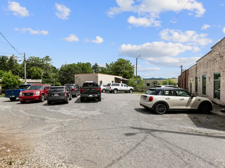 37 N Broad St, Brevard, NC à vendre - Photo de l’immeuble – Image 3 sur 13