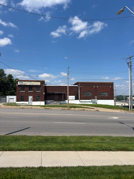 6924 E Truman Rd, Kansas City, MO à vendre - Photo de l’immeuble – Image 1 sur 5