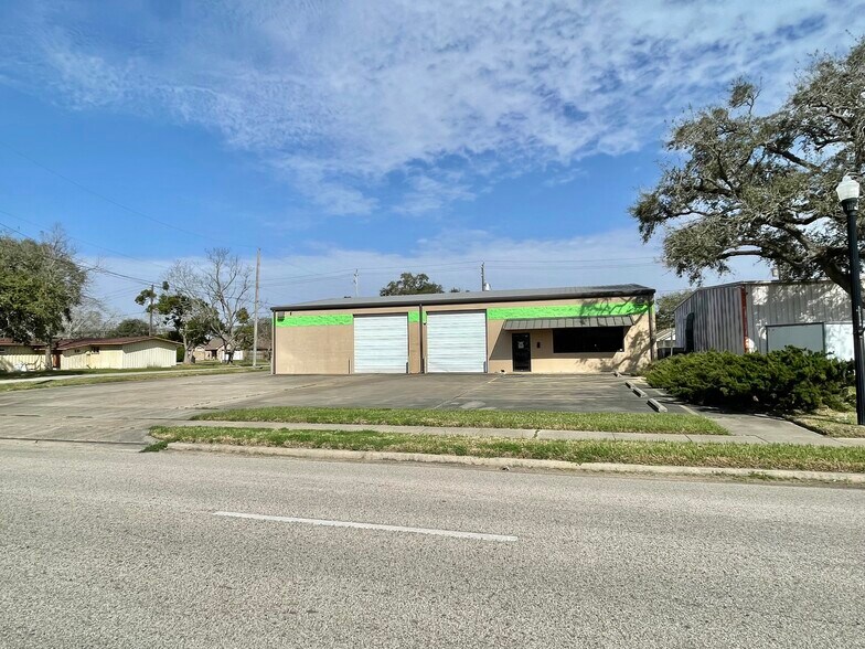 500 E Plantation Dr, Clute, TX à vendre - Photo de l’immeuble – Image 2 sur 24
