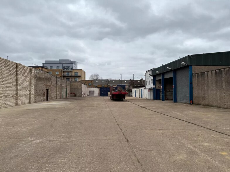Industrial Yard & Buildings portefeuille de 8 biens à vendre sur LoopNet.fr - Photo de l’immeuble – Image 1 sur 12
