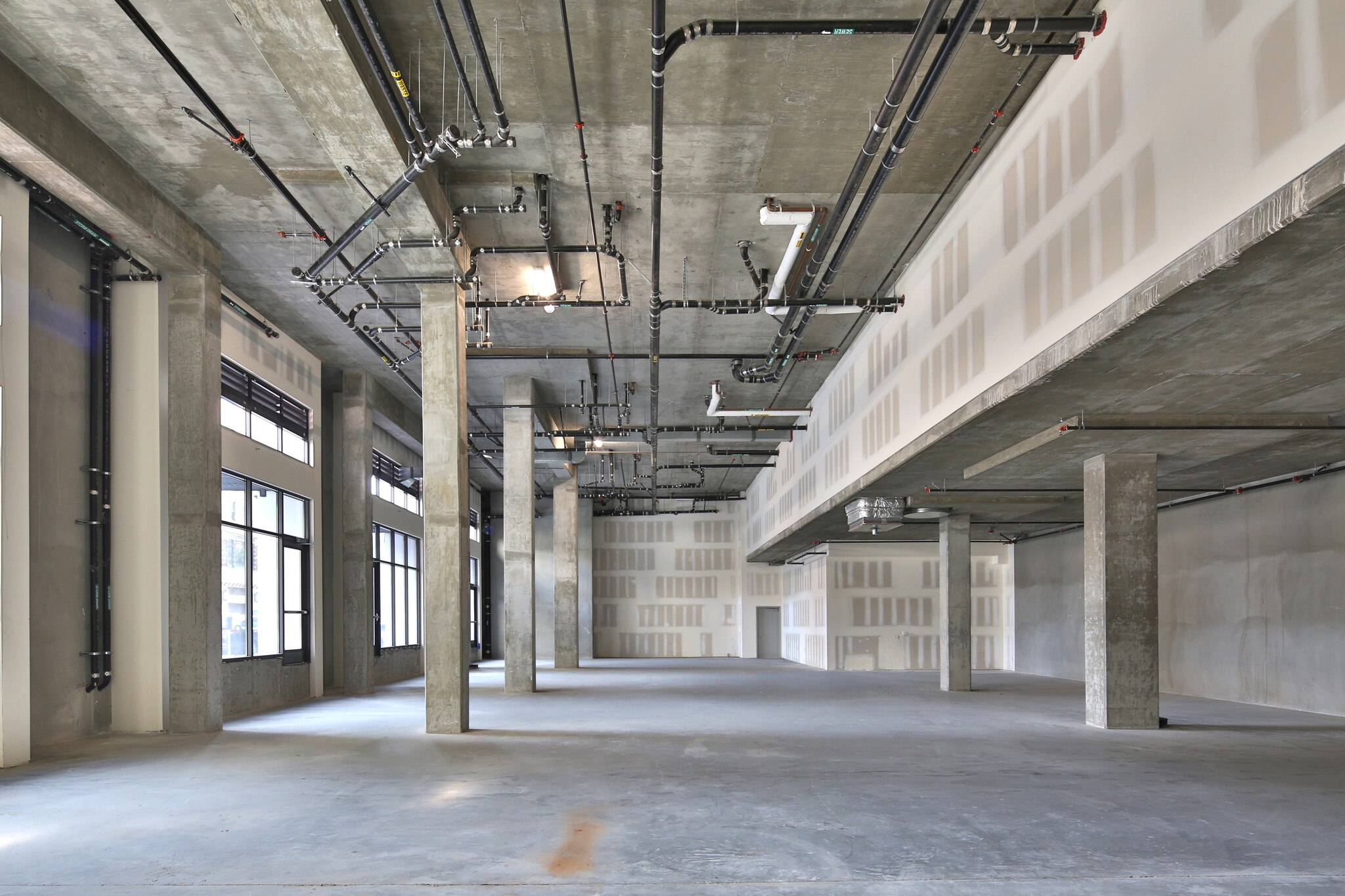 437 S Hill St, Los Angeles, CA à louer Photo intérieure– Image 1 sur 2