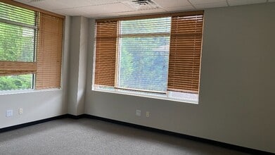 3311 N Berkeley Lake Rd NW, Berkeley Lake, GA à louer Photo intérieure– Image 2 sur 13