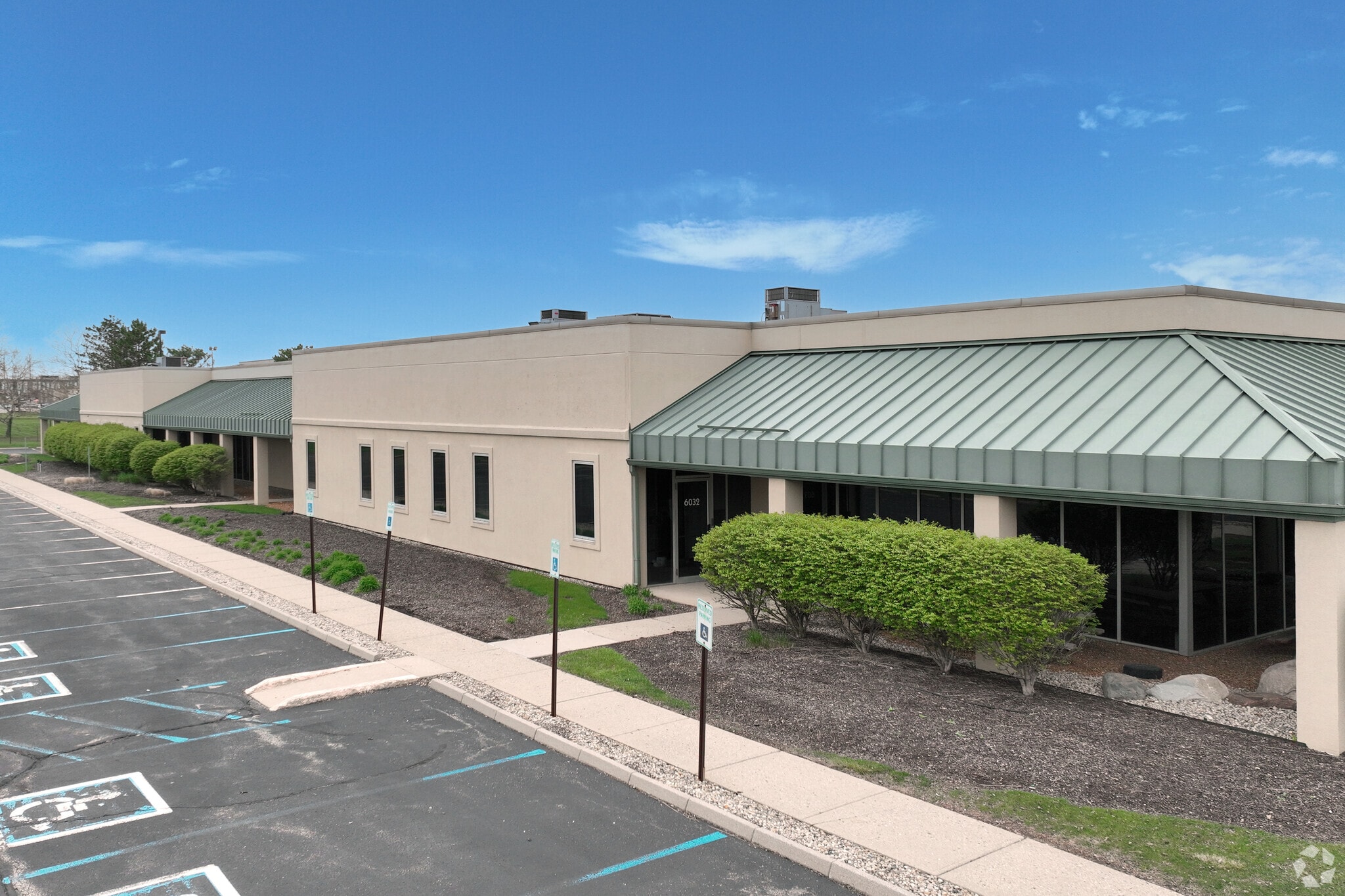 6026 Lakeside Blvd, Indianapolis, IN à louer Photo principale– Image 1 sur 9