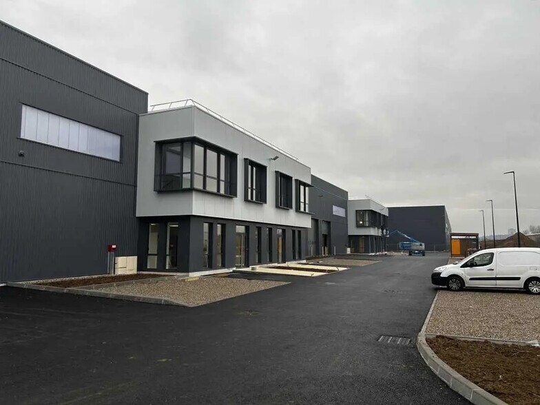 Local d’activités dans Saint-Priest à louer - Photo de l’immeuble – Image 3 sur 21