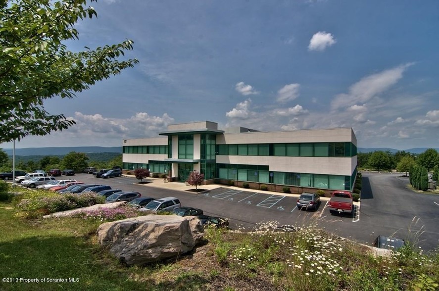 72 Glenmaura National Blvd, Moosic, PA à louer - Photo principale – Image 1 sur 23