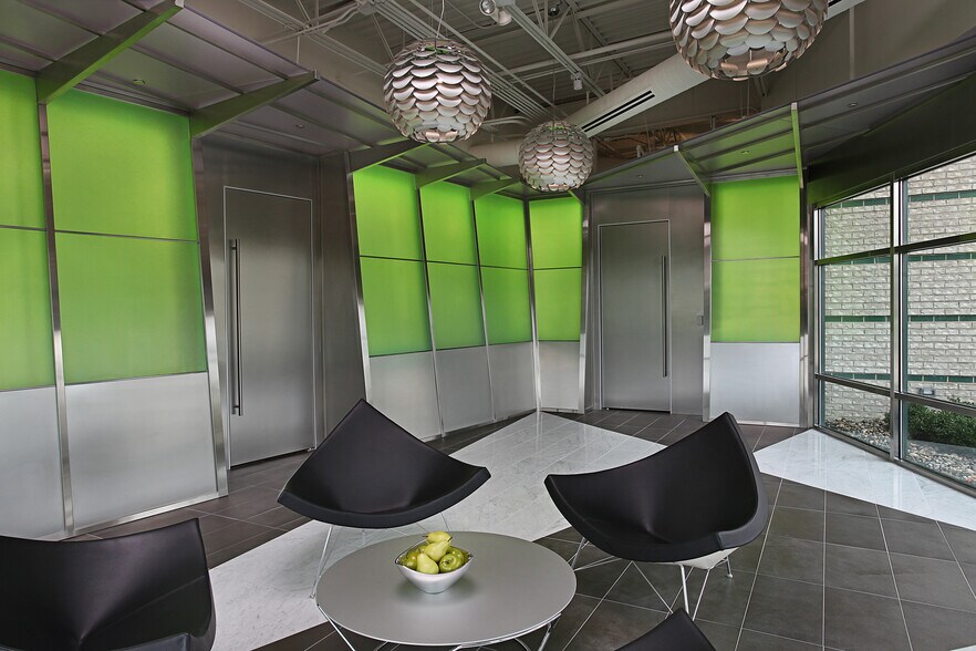 45525 Grand River Ave, Novi, MI à vendre - Photo de l’immeuble – Image 3 sur 12