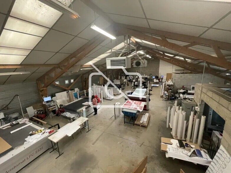 Local d'activités dans Savigny-le-Temple à vendre - Photo de l’immeuble – Image 2 sur 5