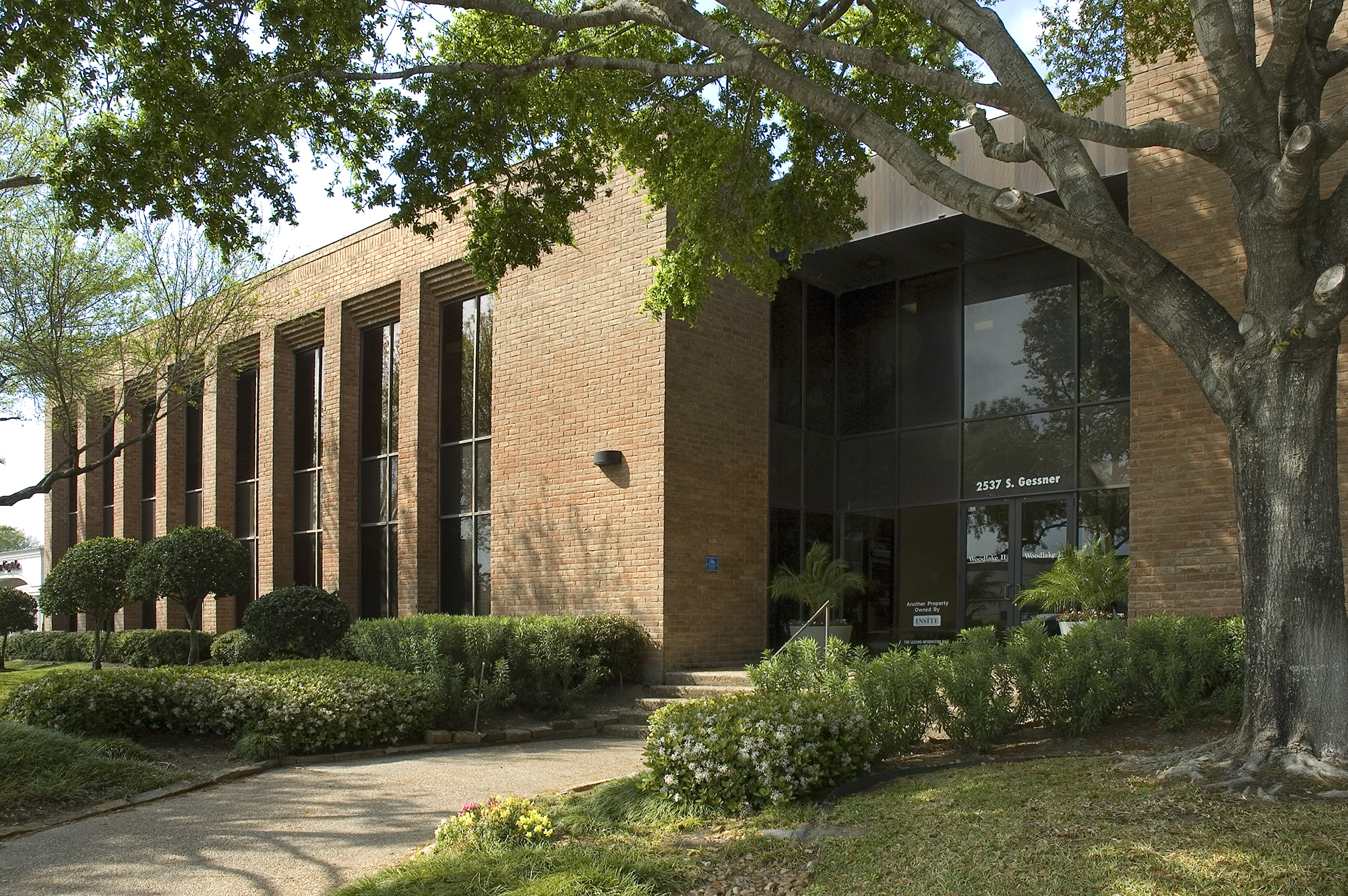 2537 S Gessner Rd, Houston, TX à louer Photo de l’immeuble– Image 1 sur 4