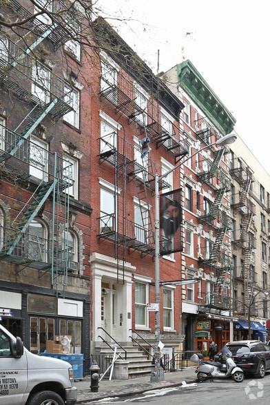 228 Thompson St, New York, NY à louer - Photo principale – Image 1 sur 15