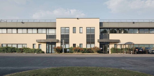 Plus de détails pour 11 Rue De La Grande Borne, Le Mesnil-Amelot - Local d'activités à louer