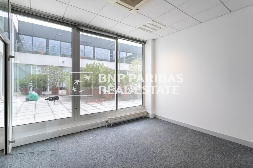 Bureau dans Saint-Denis à vendre - Photo de l’immeuble – Image 2 sur 11